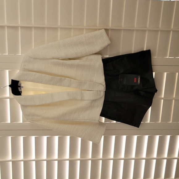 JLO Tweed jacket.  Cream with gold thread. Lapel with 2 hook/eye closure XL - Picture 7 of 7